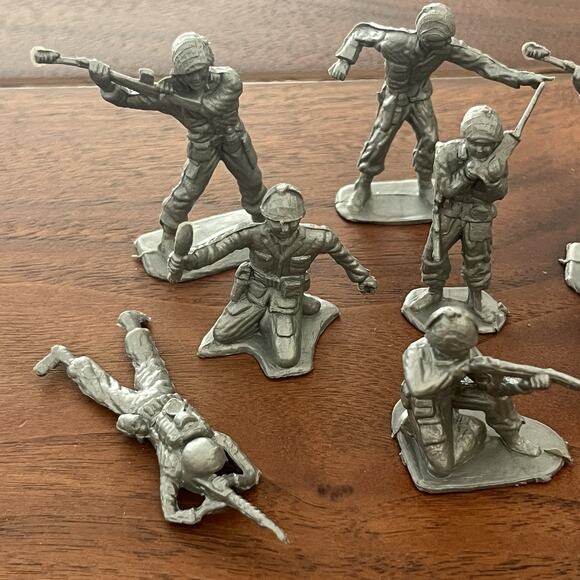 Vintage Gray Army Soldier Men Figures Toys Lot of 7 - Picture 2 of 4